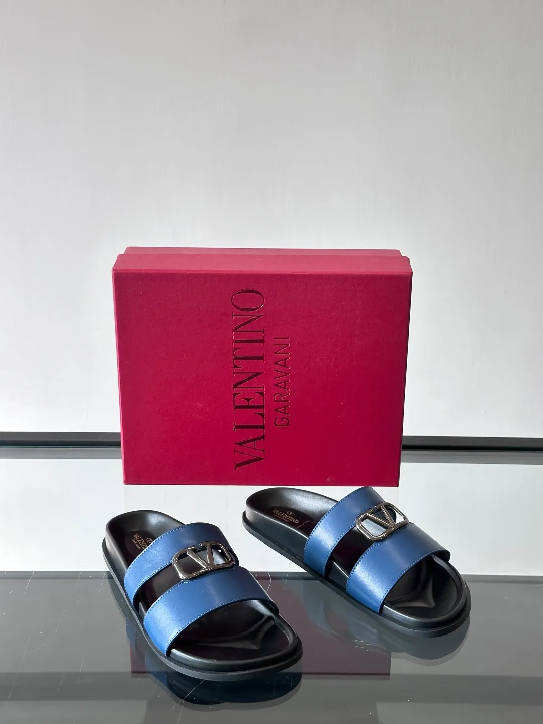 Men's shoes 💰p320 "VALENTINO" Valentino Men's 🧍‍♂️ Spring and summer new style metal rivet flat slippers, elegant sandals, the same style worn by celebrities, original molding, imported calfskin. Rubber outsole. Soft and durable, full set of counter packaging size: 39-44 (customized at 38.45.46)